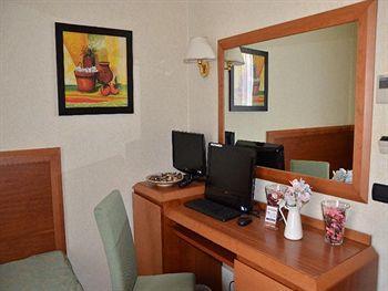 Archi Rossi Hostal