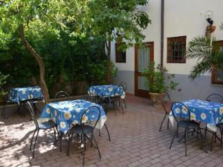 Archi Rossi Hostal
