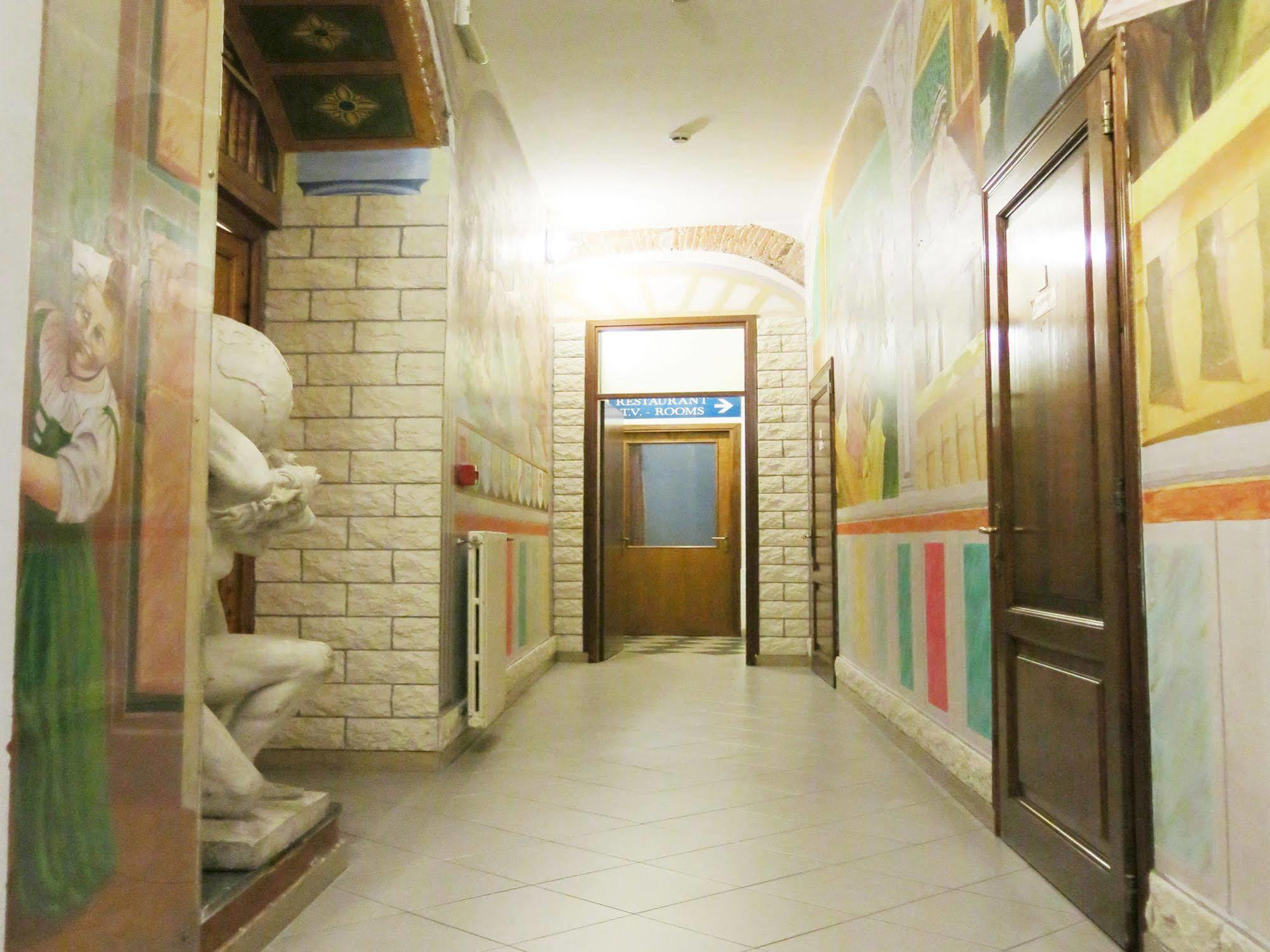 Archi Rossi Hostal